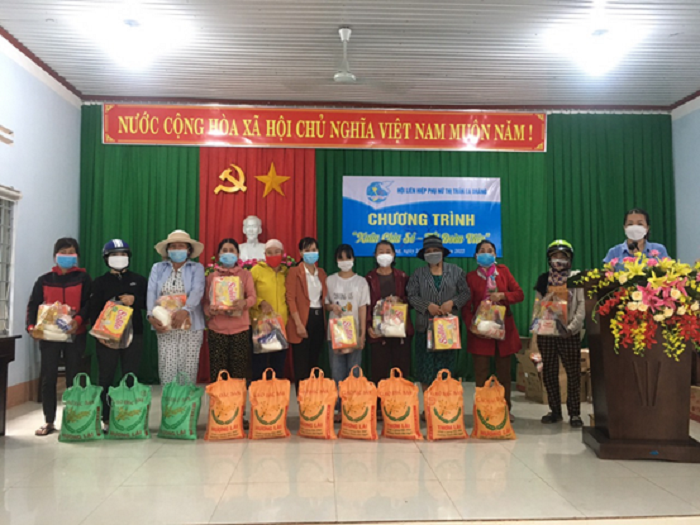 Tặng quà Tết cho hội viên phụ nữ nghèo